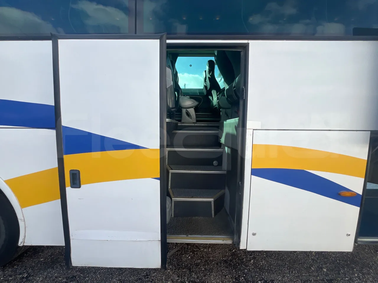 Man Noge TouringR33 - Euro4 - 324kW - 12.200mt - front door 2 open