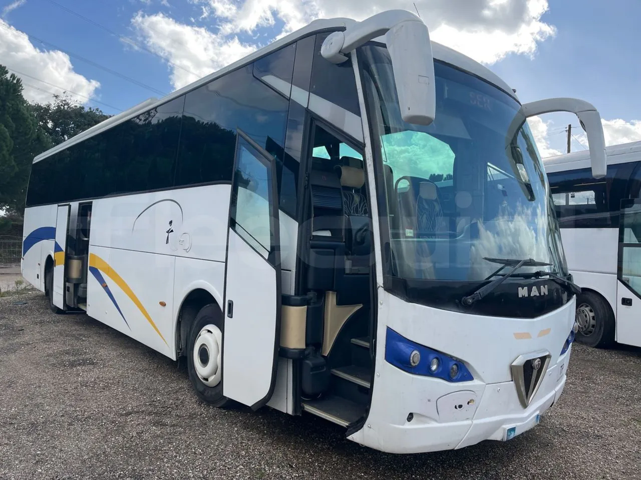 Man Noge TouringR33 - Euro4 - 324kW - 12.200mt - 3/4 right front doors open