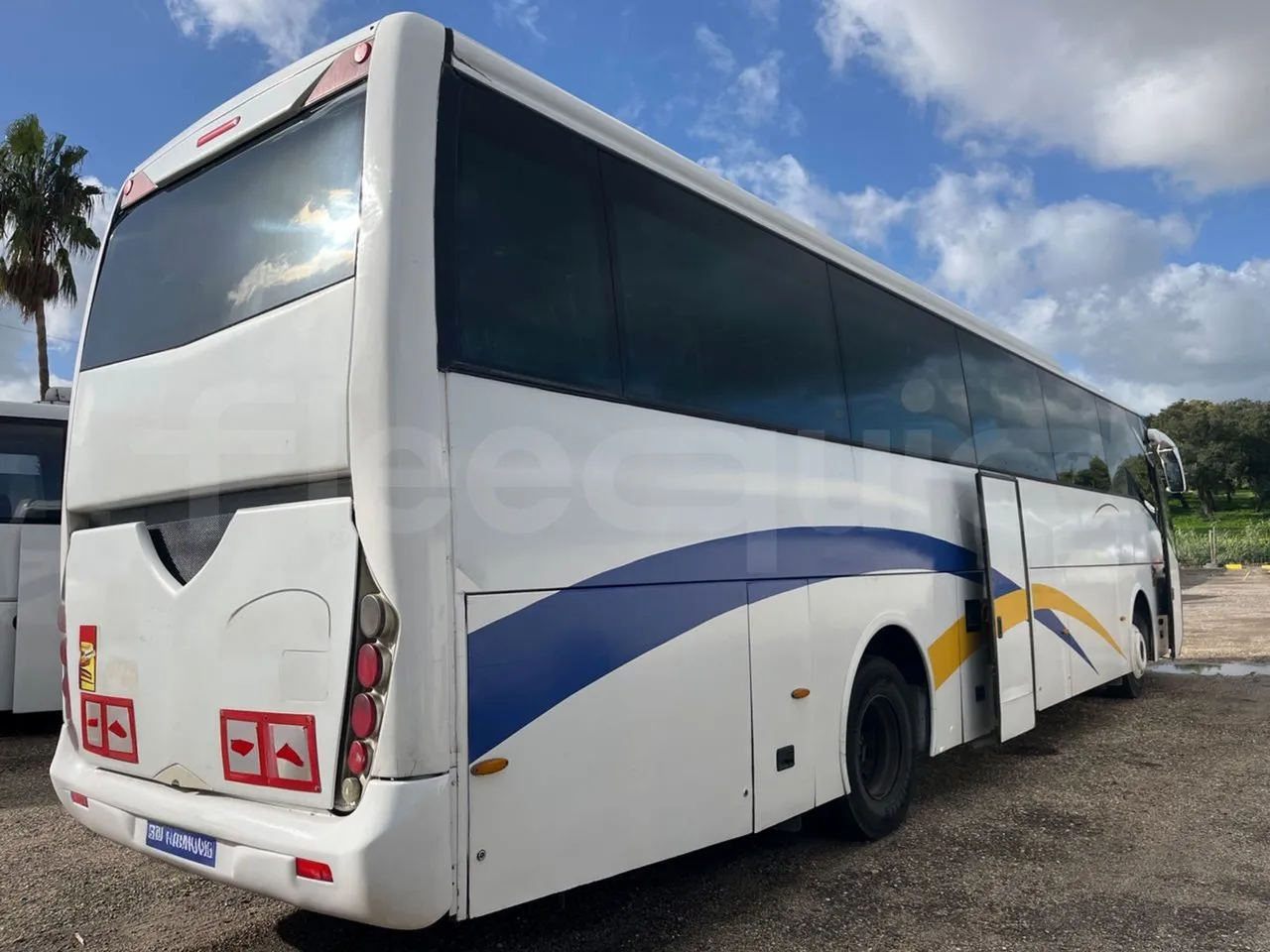 Man Noge TouringR33 - Euro4 - 324kW - 12.200mt - 3/4 right rear doors open