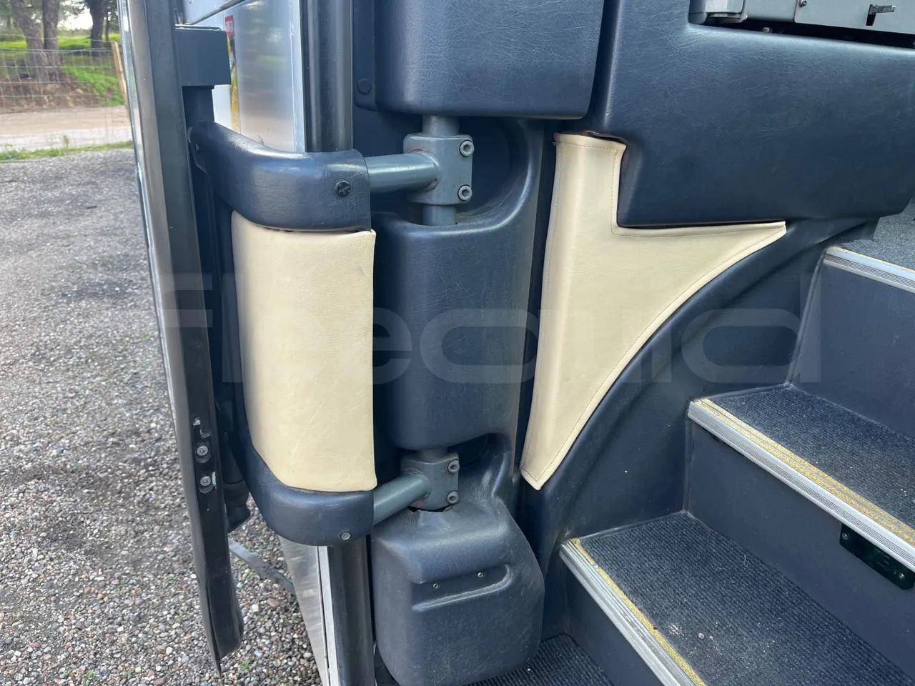 Man Noge TouringR33 - Euro4 - 324kW - 12.200mt - door mechanism photo