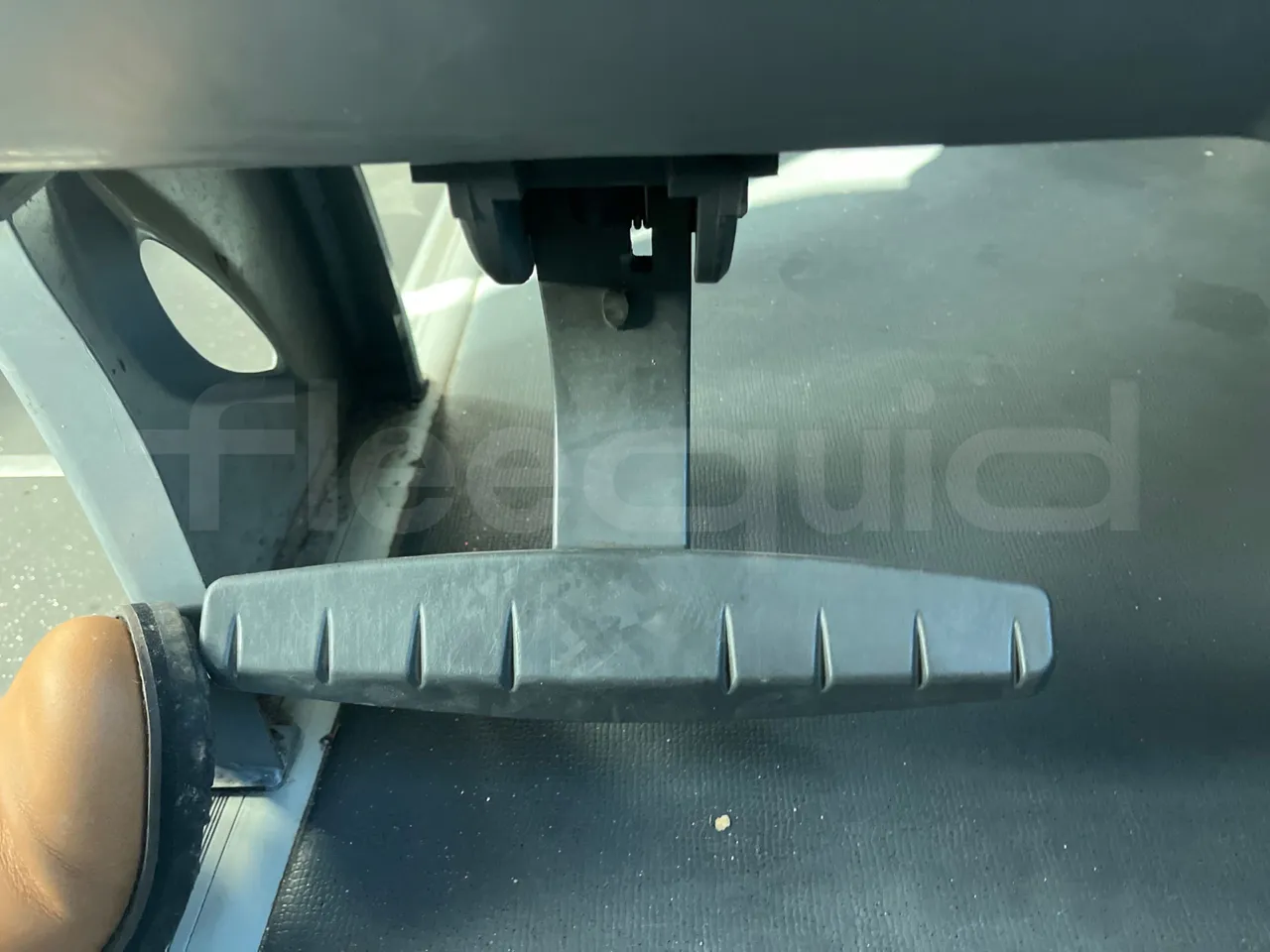 Man Noge TouringR33 - Euro4 - 324kW - 12.200mt - footrest detail photo