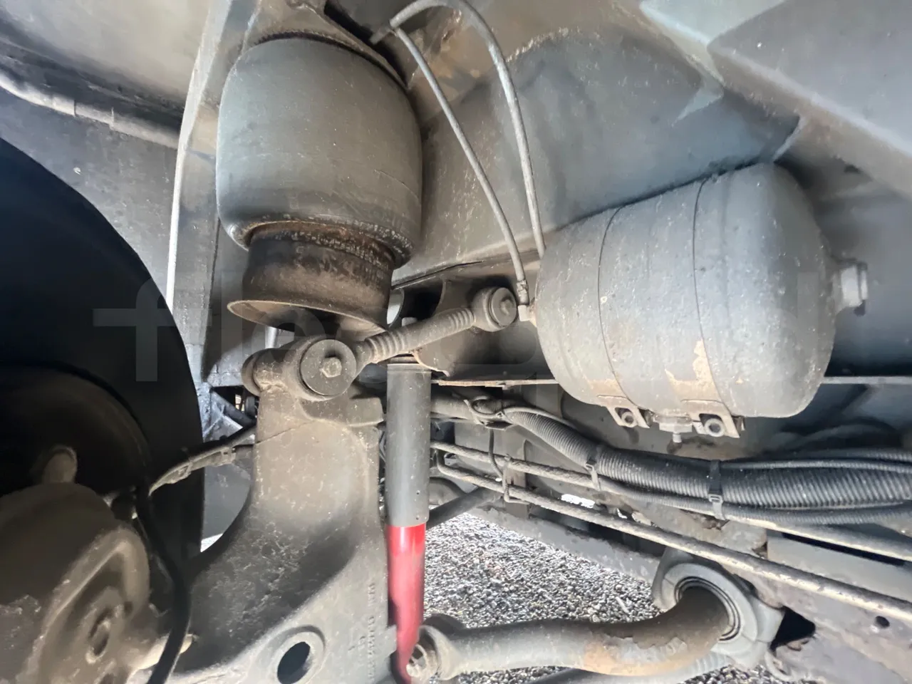 Man Noge TouringR33 - Euro4 - 324kW - 12.200mt - front air springs left