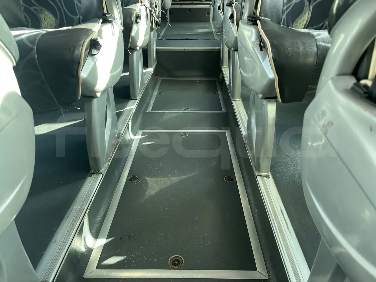 Man Noge TouringR33 - Euro4 - 324kW - 12.200mt - floor hatches photo