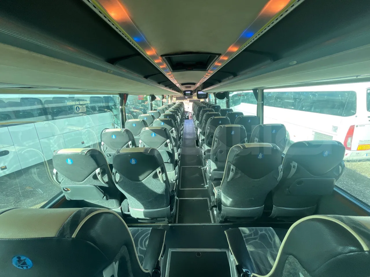 Man Noge TouringR33 - Euro4 - 324kW - 12.200mt - forward view middle aisle