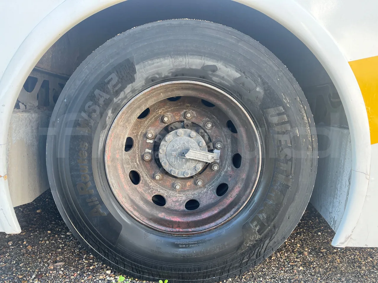 Man Noge TouringR33 - Euro4 - 324kW - 12.200mt - tread condition front tires left