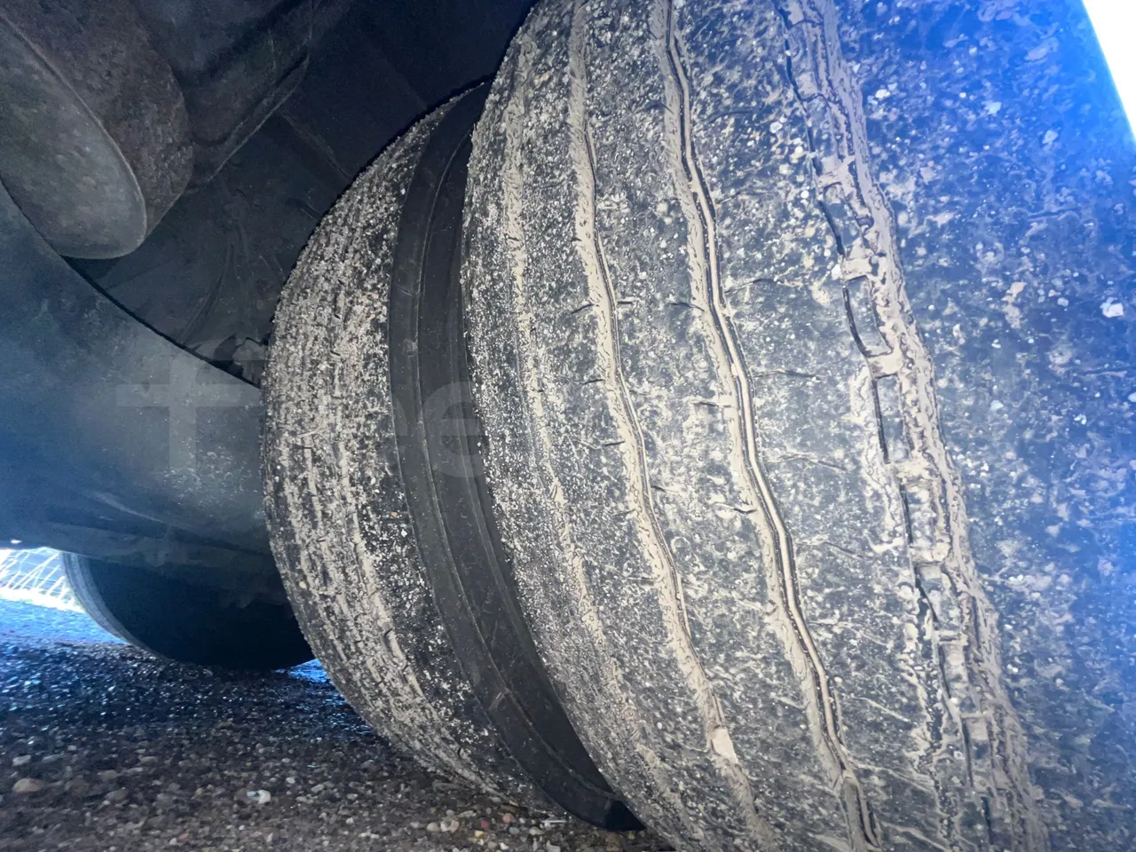 Man Noge TouringR33 - Euro4 - 324kW - 12.200mt - tread condition second axle tires right