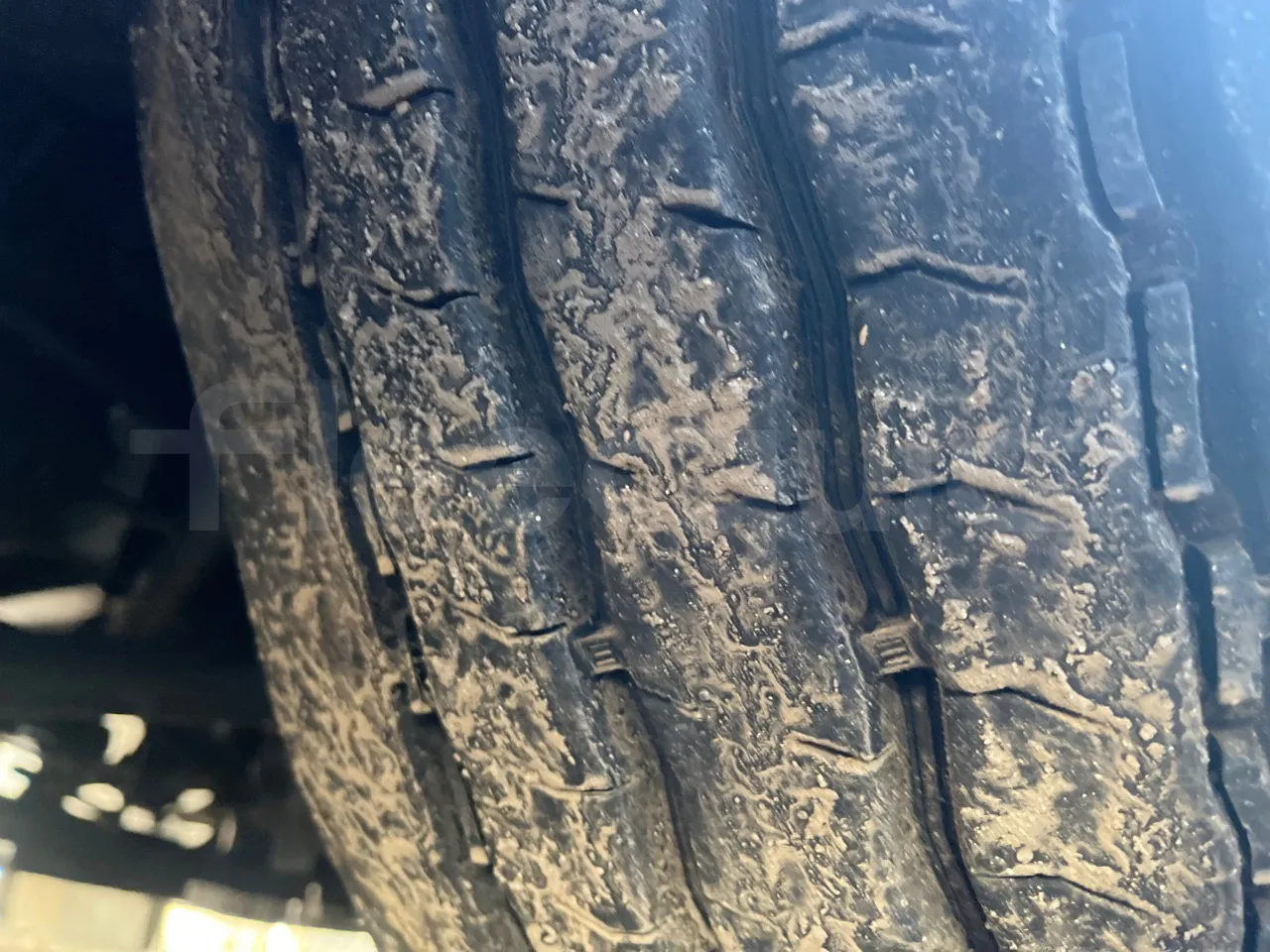 Man Noge TouringR33 - Euro4 - 324kW - 12.200mt - tread condition third axle tires left