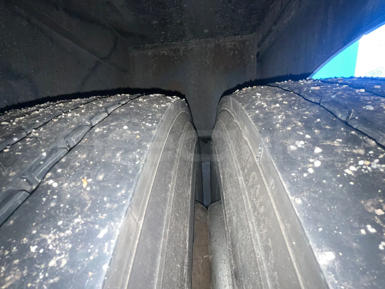 Man Noge TouringR33 - Euro4 - 324kW - 12.200mt - tread condition third axle tires right