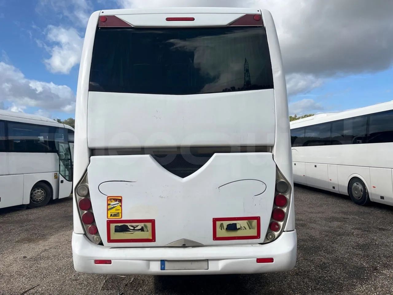 Man Noge TouringR33 - Euro4 - 324kW - 12.200mt - rear hatch closed