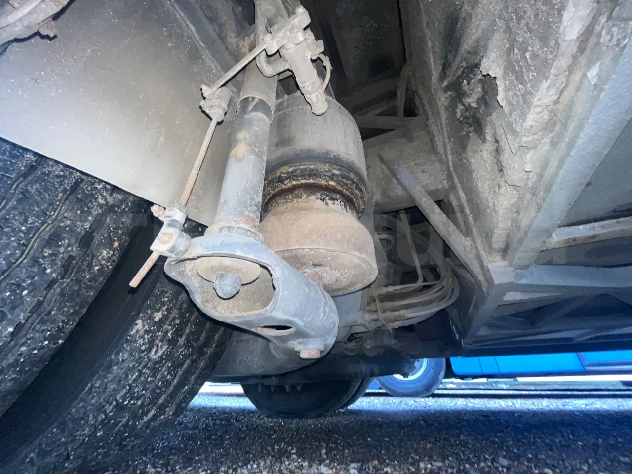 Man Noge TouringR33 - Euro4 - 324kW - 12.200mt - axle 2 shock absorbers 1 left