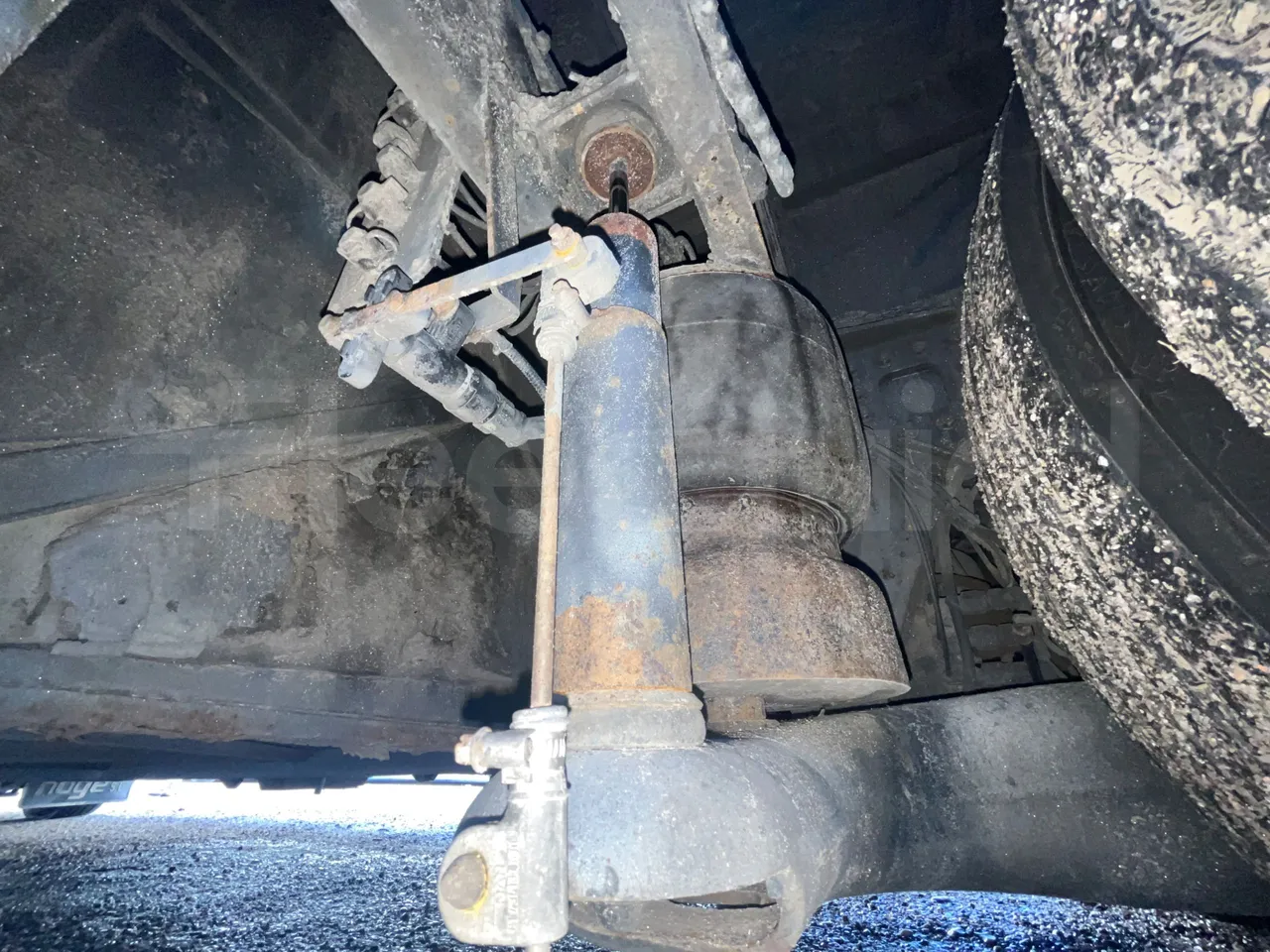 Man Noge TouringR33 - Euro4 - 324kW - 12.200mt - axle 2 shock absorbers 1 right