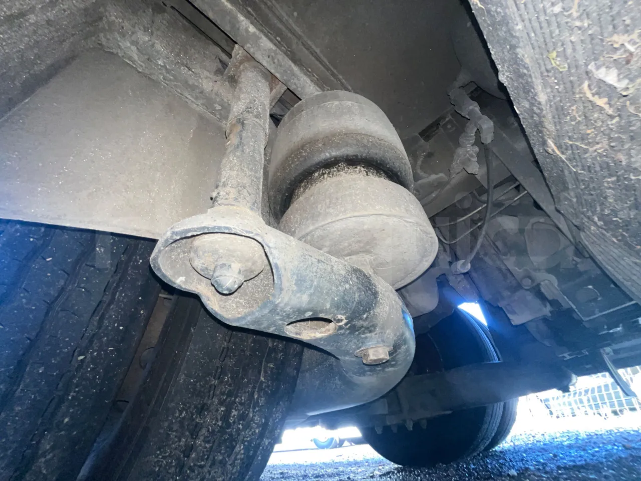 Man Noge TouringR33 - Euro4 - 324kW - 12.200mt - axle 2 shock absorbers 2 left