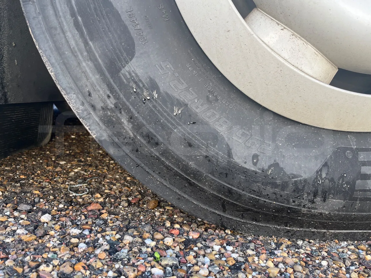 Man Noge TouringR33 - Euro4 - 324kW - 12.200mt - rear left tire photo