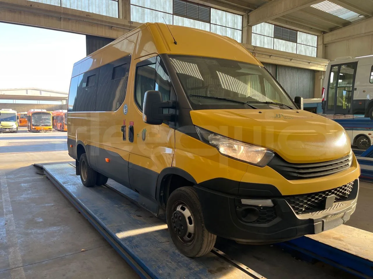 Iveco Daily 50C14N - EUR6 - 100kW - 6,048m - 3/4 front right doors (mandatory for bus to scrap)