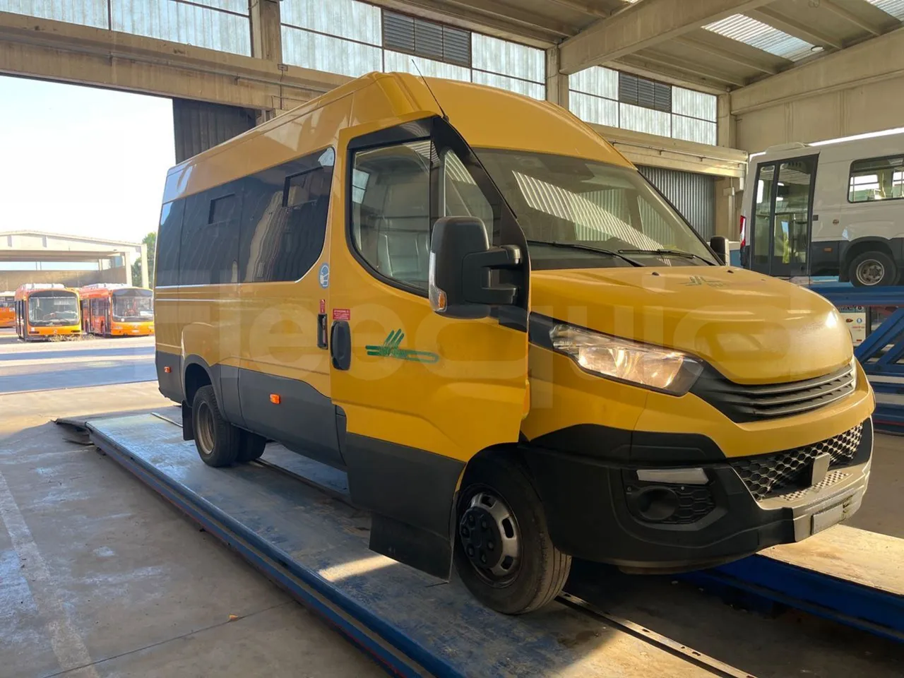 Iveco Daily 50C14N - EUR6 - 100kW - 6,048m - 3/4 right front doors open