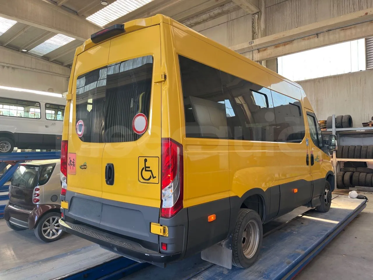 Iveco Daily 50C14N - EUR6 - 100kW - 6,048m - 3/4 right rear doors closed