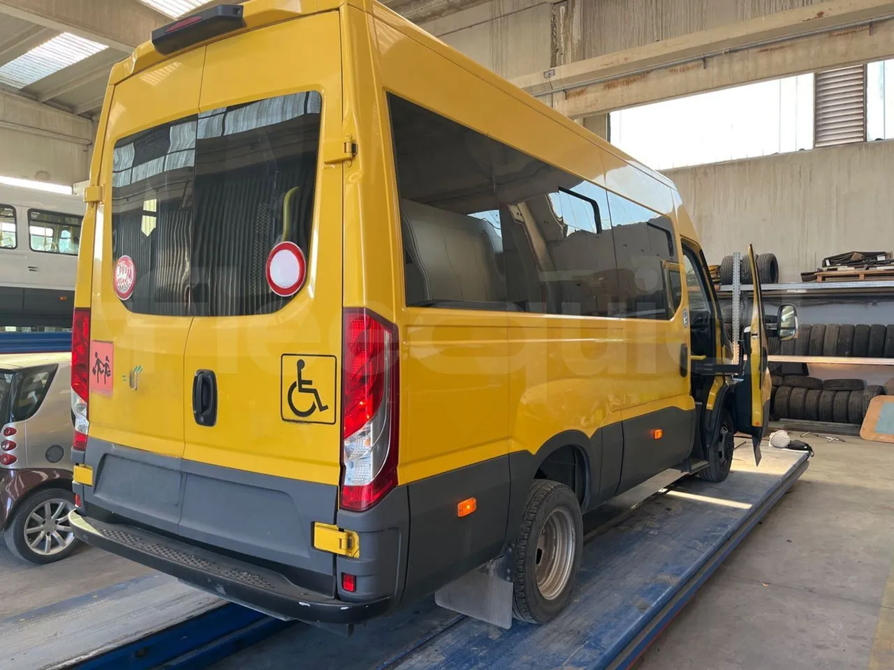 Iveco Daily 50C14N - EUR6 - 100kW - 6,048m - 3/4 right rear doors open