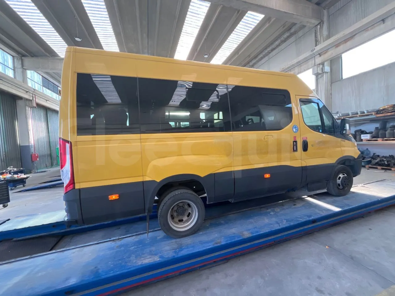 Iveco Daily 50C14N - EUR6 - 100kW - 6,048m - right side doors closed