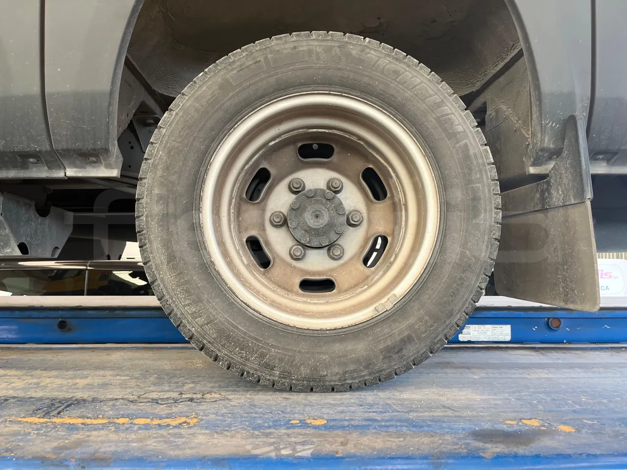 Iveco Daily 50C14N - EUR6 - 100kW - 6,048m - rear left tire photo