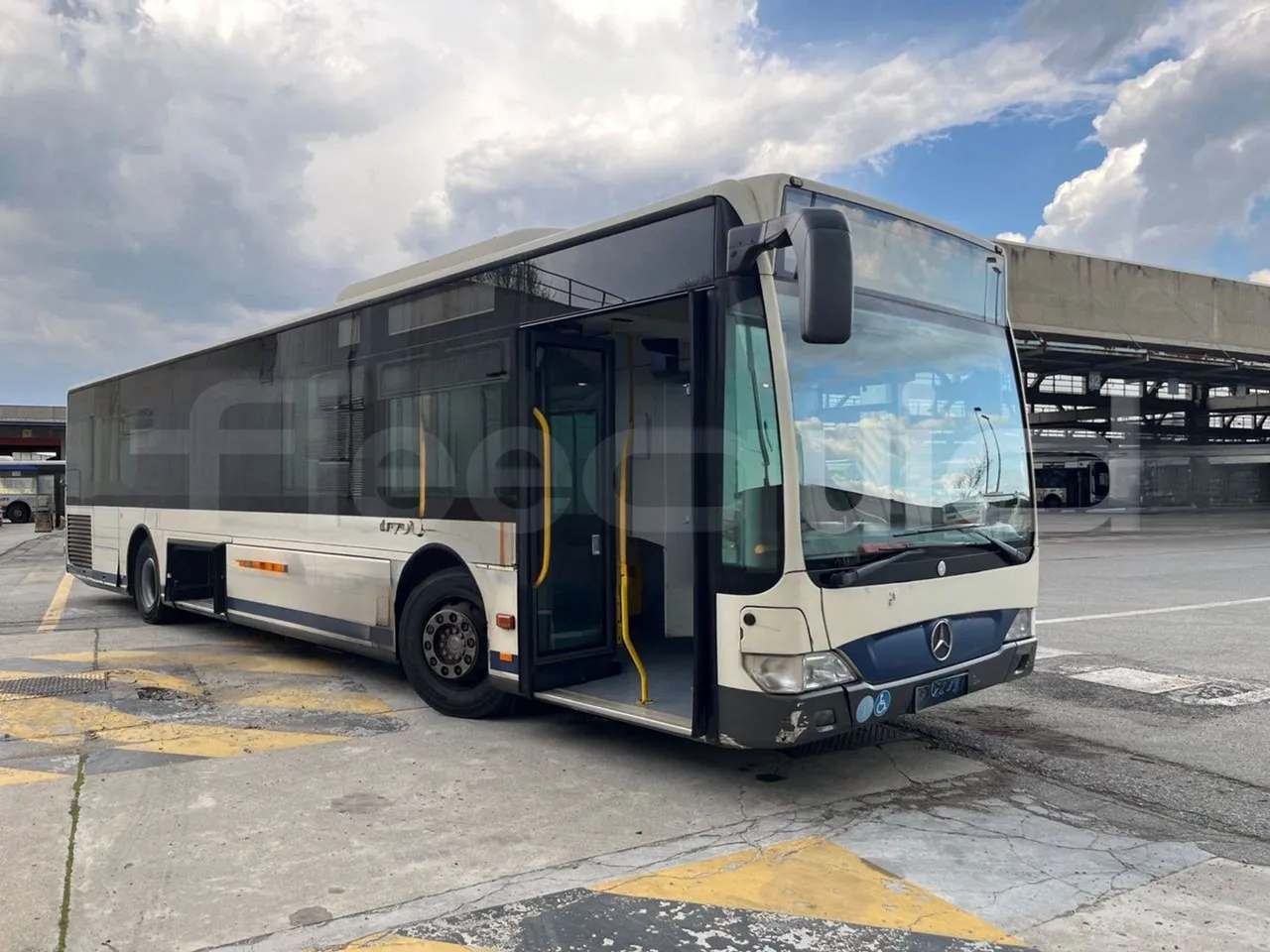 Mercedes-Benz Citaro O 530 A26 - Euro5 - 210kW - 12mt - 3/4 right front doors open