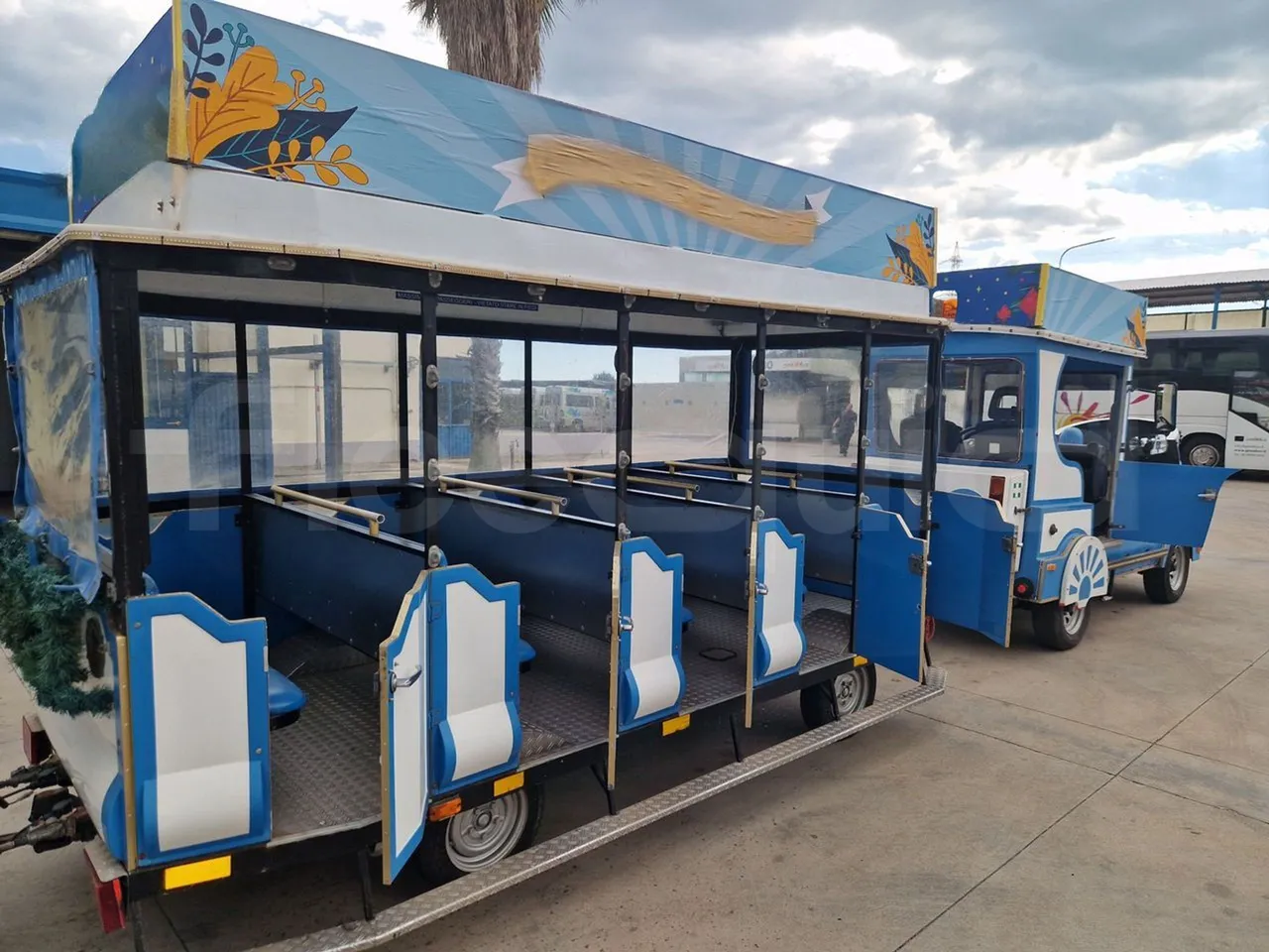 Suzuki Road train SJB - EUR4 - 062.05kW - 3.65m - 3/4 right front doors open