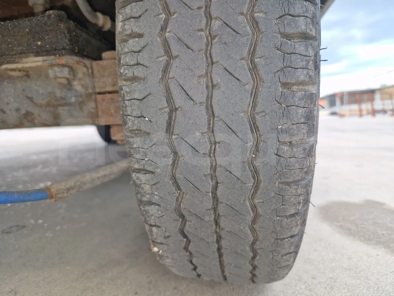 Suzuki Road train SJB - EUR4 - 062.05kW - 3.65m - tread condition front tires left