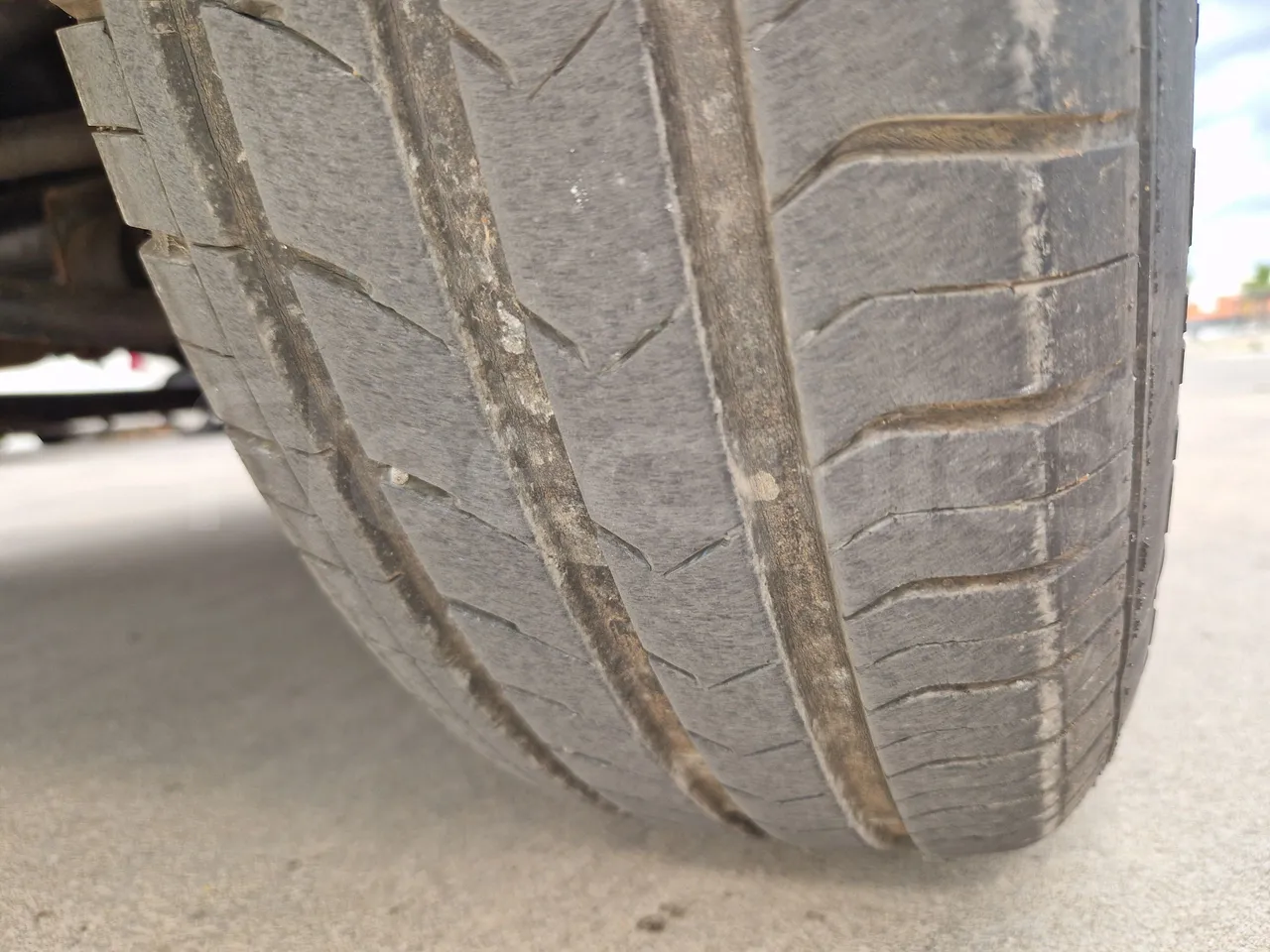 Suzuki Road train SJB - EUR4 - 062.05kW - 3.65m - tread condition front tires right