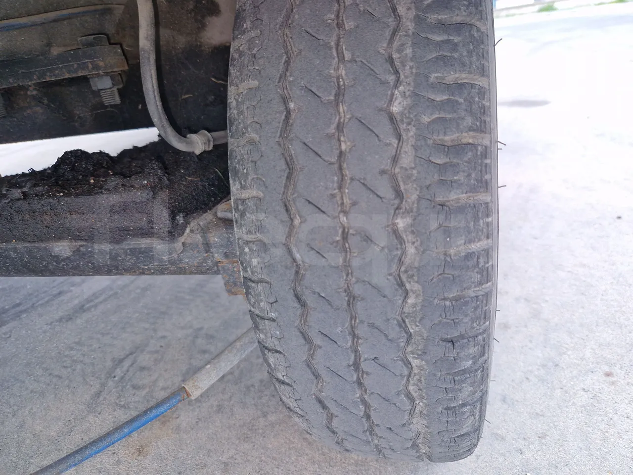 Suzuki Road train SJB - EUR4 - 062.05kW - 3.65m - tread condition second axle tires left