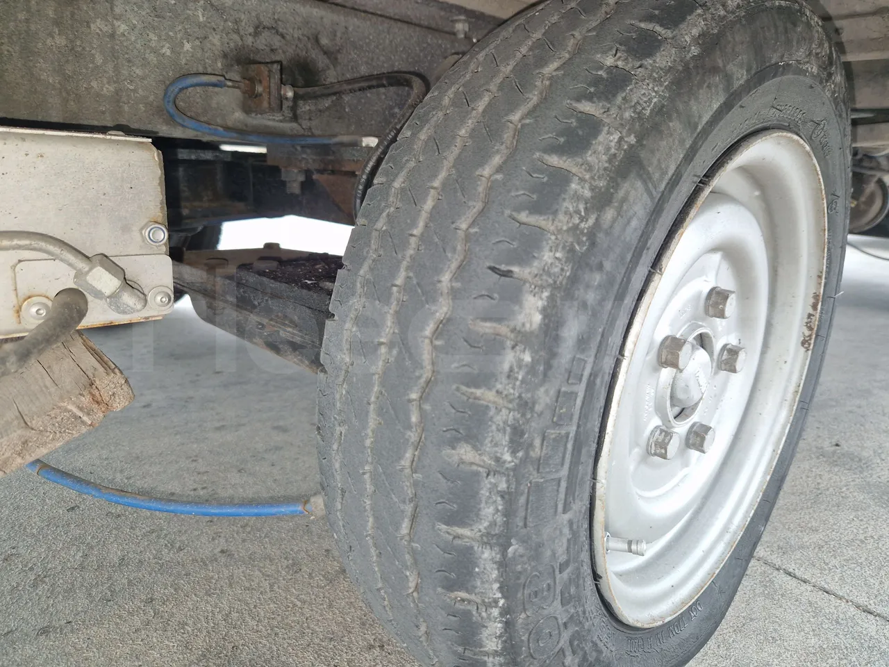 Suzuki Road train SJB - EUR4 - 062.05kW - 3.65m - tread condition third axle tires left