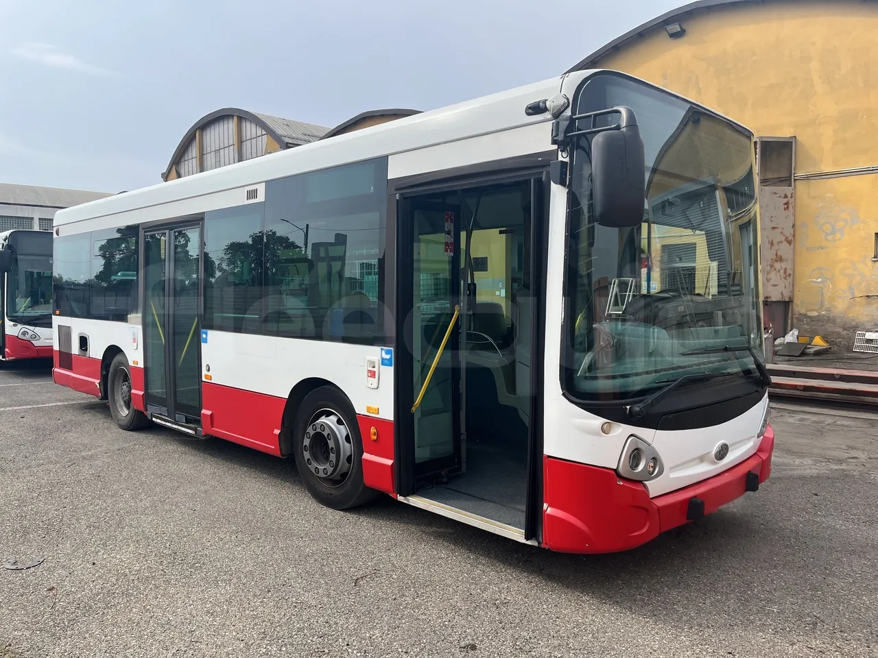 Iveco Heuliez Gx117 - 3/4 Front Right Side Doors Open
