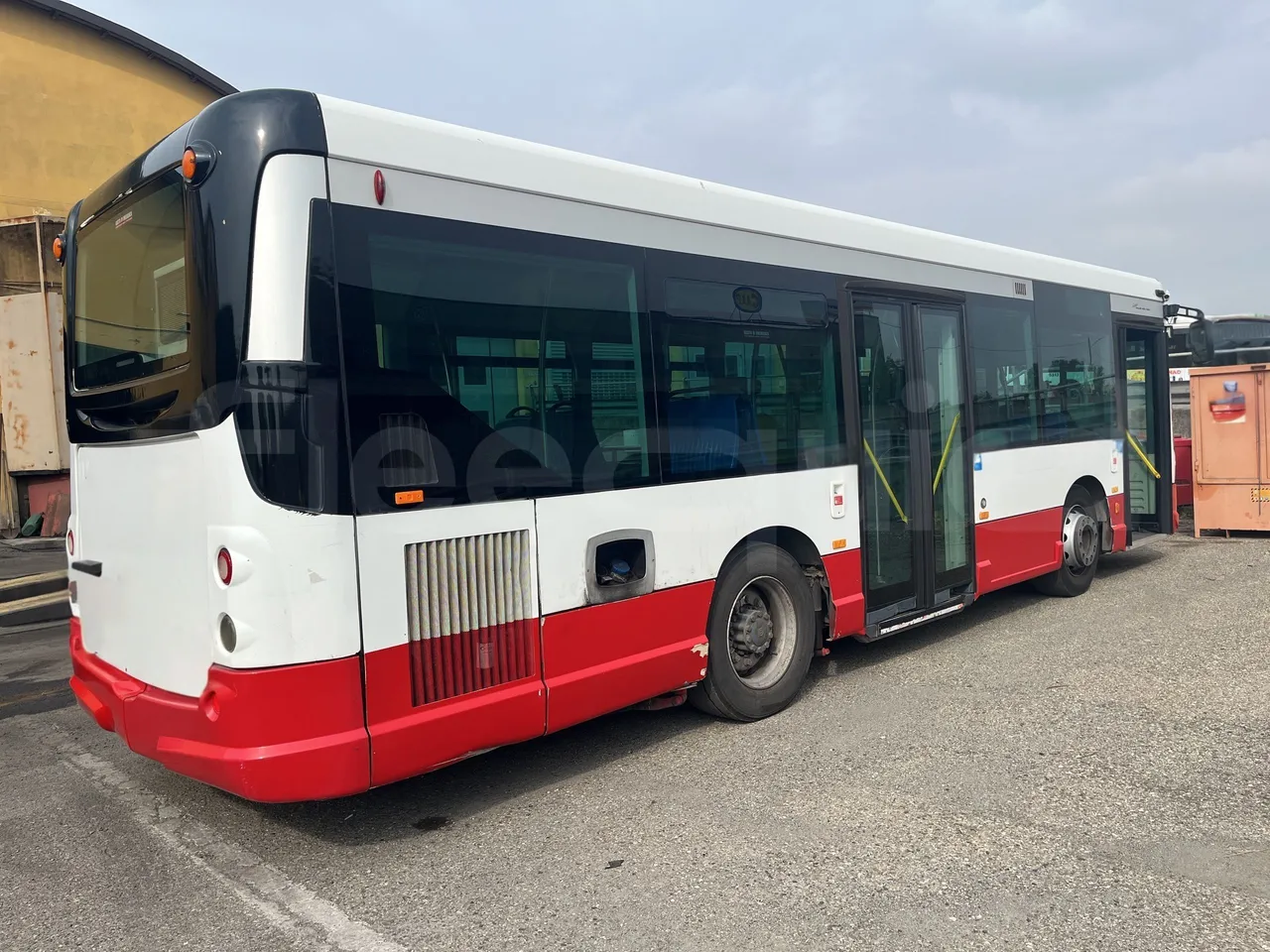 Iveco Heuliez Gx117 - 3/4 Rear Right Side Doors Open