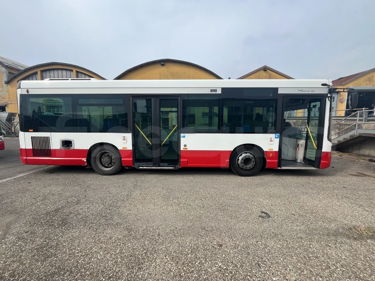Iveco Heuliez Gx117 - Right Side Doors Open