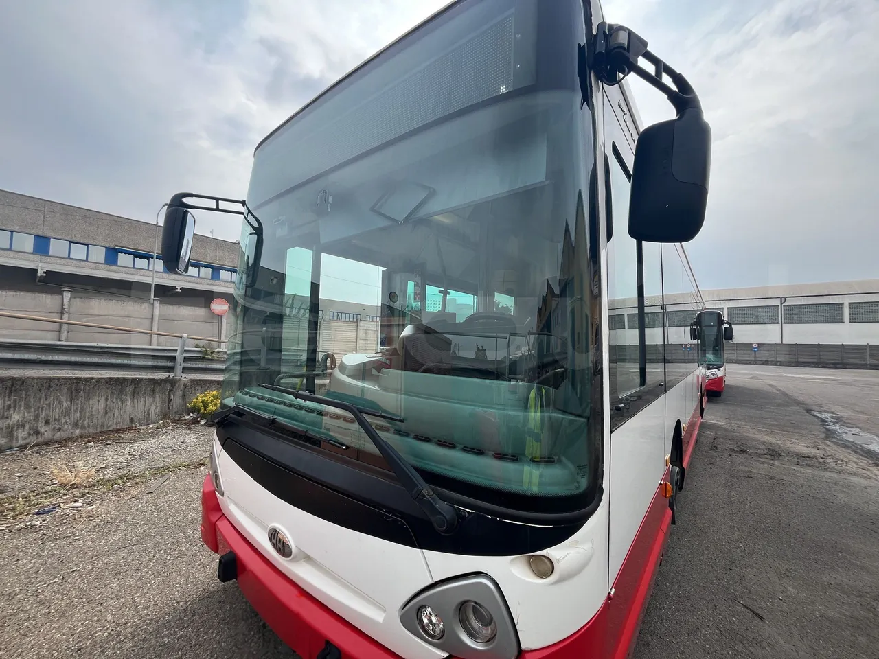 Iveco Heuliez Gx117 - Windscreen From Left Side